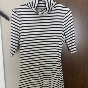 Merona White and blue striped 3/4 sleeve top with callow neckline